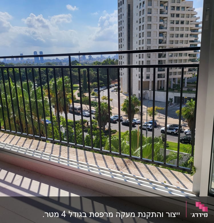 מעקה מתכת שחור עם צללים על הרצפה